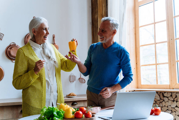 Glückliche Senioren-Paar Lifestyle-Momente in ihrem schönen Landhaus - Foto, Bild