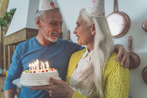 Heureux couple de personnes âgées moments de style de vie dans leur belle maison de campagne - Photo, image