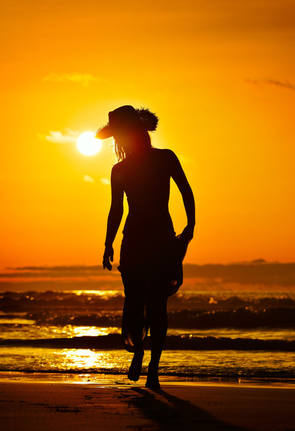 jeune femme silhouette sur la plage en été
 - Photo, image
