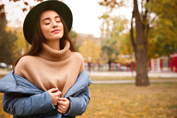 Young woman wearing stylish clothes in autumn park, space for text - Foto, Imagem