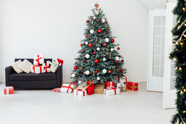 Декор ялинки сосна з подарунками та гірляндами інтер'єр нового року
 - Фото, зображення