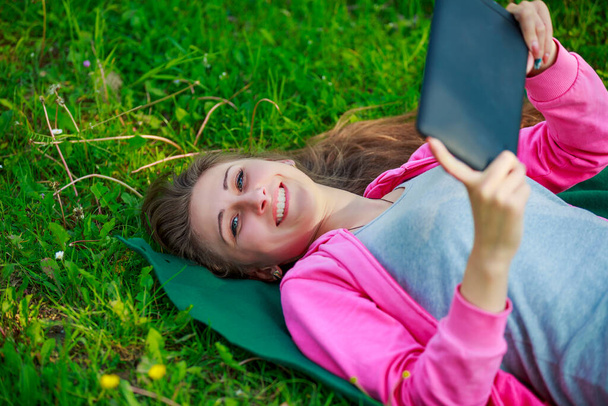 portrait of a girl with a tablet - Фото, зображення
