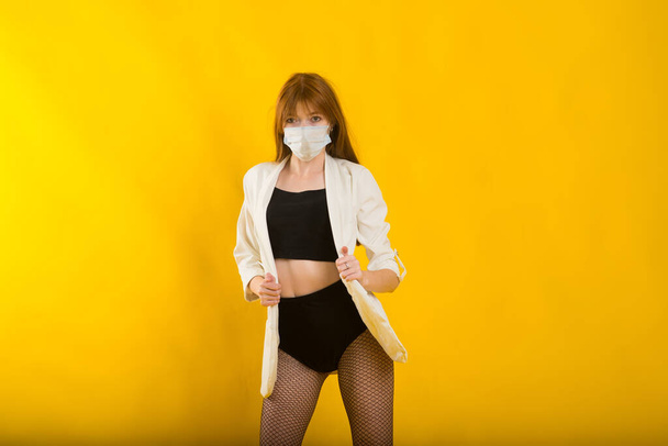 Танцівниця в жовтій студії в захисній масці з ковадла, чорний боді-костюм
 - Фото, зображення