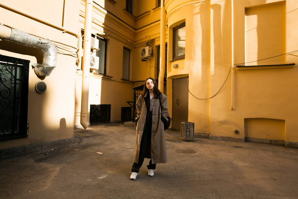 Meisje poserend op de binnenplaats in Sint-Petersburg. - Foto, afbeelding