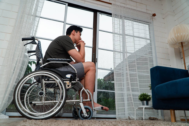 Pyörätuolissa istuva vammainen mies on pettynyt ja epätoivoinen parantumaan auto-onnettomuuden jälkeen. Huolimattoman ajamisen, vakuutuksen ja mielenterveyden käsite onnettomuuden jälkeen - Valokuva, kuva