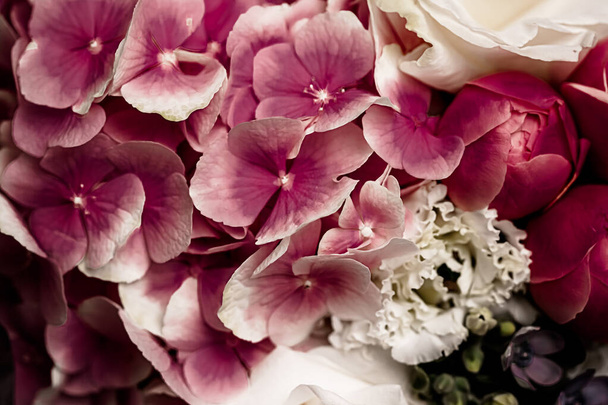 Ramo floral como regalo, arreglo de flores de rosas en la tienda de flores o entrega en línea, regalo romántico y decoración casera de lujo - Foto, Imagen