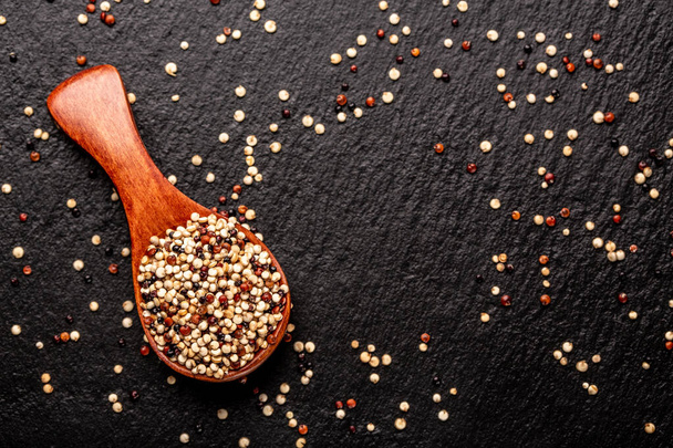 kevert három fajta nyers quinoa egy kő háttér. Származás Peru. Étlap, diéta, szakácskönyv recept. - Fotó, kép