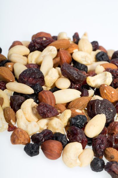 míchané ořechy a sušené ovoce izolované na bílém pozadí - Fotografie, Obrázek