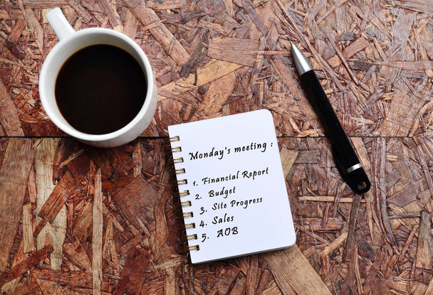Lunedi meeting list testo su blocco note con sfondo di tazza di caffè e una penna. Preventivo per Lunedi - Foto, immagini
