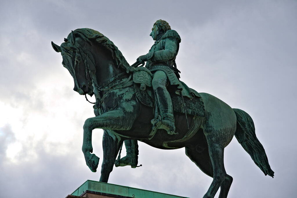 Socha na norském královském náměstí krále Karla Johana na koni.  - Fotografie, Obrázek