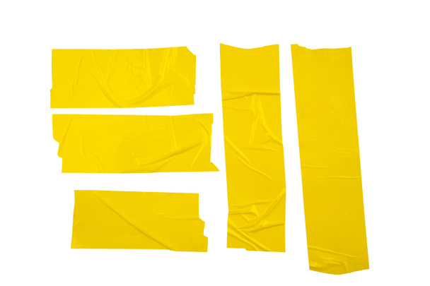 кусочки желтой упаковочной клейкой ленты, изолированные на белом фоне - Фото, изображение