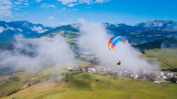 Paragliding mezi mraky. Nádherná krajina. Extrémní sport. Pohled shora. - Fotografie, Obrázek
