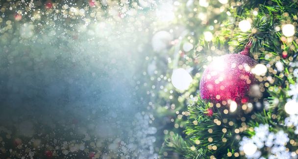 Рождественская концепция: Украшенная елка на фоне размытых рождественских праздников - Фото, изображение