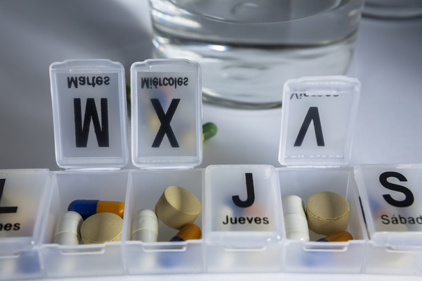 tabletki z pigułki Organizator, pisania w języku hiszpańskim - Zdjęcie, obraz