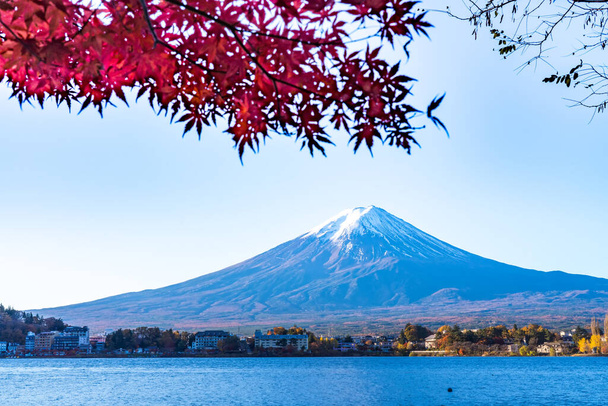 Bunte Herbst in Mount Fuji, Japan - Lake Kawaguchiko ist einer der besten Orte in Japan, um Mount Fuji Landschaft aus Ahornblättern zu genießen, die ihre Farbe ändern und das Bild jener Blätter geben, die den Mount Fuji umrahmen. - Foto, Bild