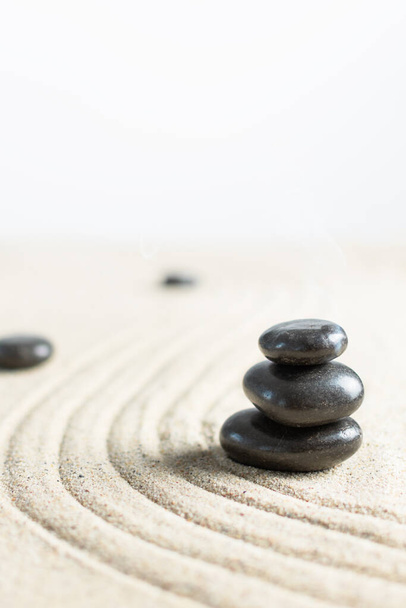 Чорні дзен камені в стосі на пляжному піску. Медитація кам'яного фону. Релаксаційний баланс або концепція курортного лікування
. - Фото, зображення