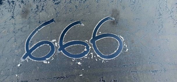 666-os a Forsty Car ablak hátteréről. Pokol, halál és sátán szimbólum. - Fotó, kép