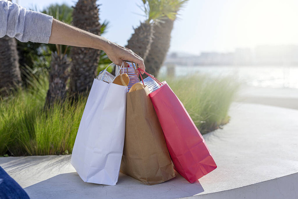 Unrecognizable woman carrying recyclable paper take away food bag - Foto, imagen