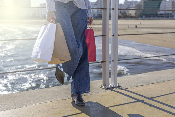 Unrecognizable woman carrying recyclable paper take away food bag - Foto, Imagen