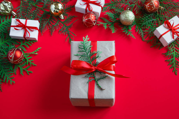 Weihnachten und Neujahr. Geschenkschachteln und Dekor auf rotem Hintergrund. - Foto, Bild