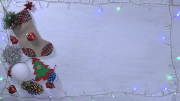 Πρωτοχρονιά και Χριστούγεννα. Χαριτωμένο animation Καλά Χριστούγεννα γράμματα με χριστουγεννιάτικο δέντρο και νιφάδες χιονιού που πέφτουν. Καλά Χριστούγεννα και Χριστουγεννιάτικα δώρα φόντο - Πλάνα, βίντεο