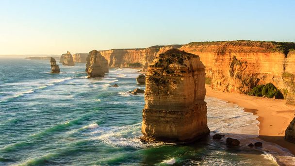 オーストラリアの海辺、グレートオーシャンロード、ポートキャンベル国立公園、オーストラリアの近くの12人の使徒の岩の形成 - 写真・画像