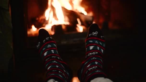 L'homme réchauffe ses pieds près de la cheminée, concept de maison confortable - Séquence, vidéo