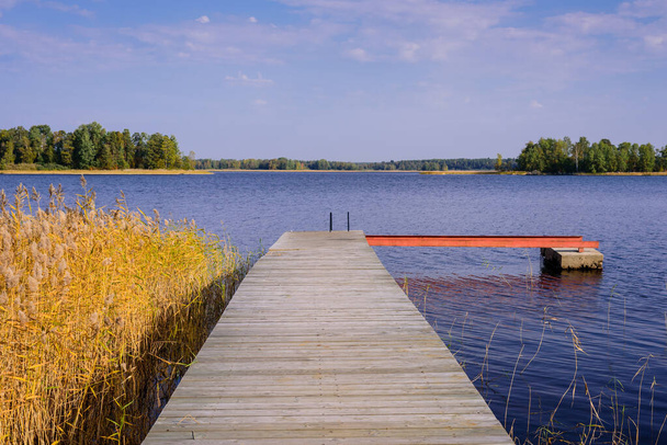 Piękny krajobraz z jeziorem i przystani. Jezioro Vuoksa - malownicze jezioro w obwodzie Leningradzkim, Rosja - Zdjęcie, obraz