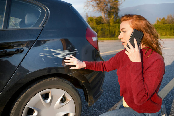Жінка повідомляє про пошкодження автомобіля телефону
 - Фото, зображення