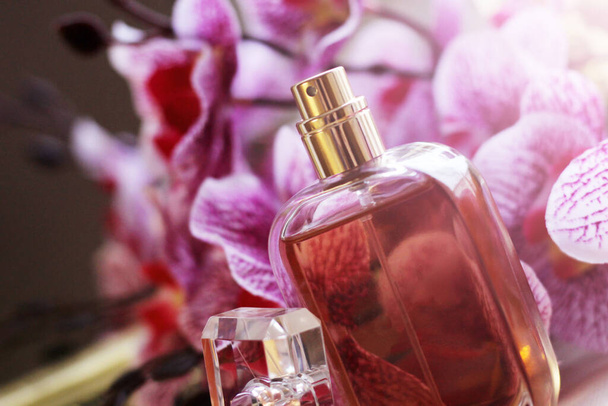 Růžová orchidej a parfém láhev tak blízko - Fotografie, Obrázek