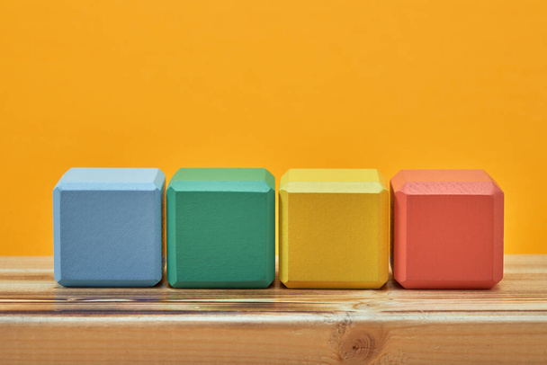 cubes en bois vide style maquette, espace de copie. Modèle de blocs colorés pour la conception créative, lieu pour le texte - Photo, image