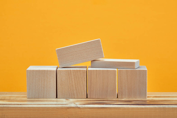 Quadrado de cubos de madeira vazios estilo mockup, espaço de cópia. modelo de blocos de madeira para design criativo, lugar para texto - Foto, Imagem