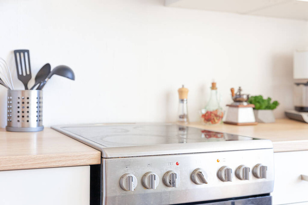 Cocina minimalista clásica escandinava con detalles en blanco y madera. Cocina blanca moderna limpio diseño de interiores de estilo contemporáneo - Foto, imagen