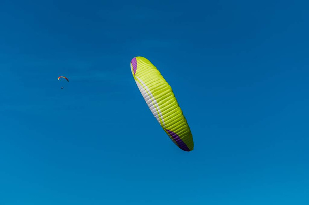 ミヨ川の上空のアヴェイロンの空のパラグライダー. - 写真・画像