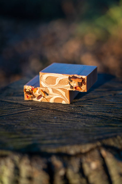 Свіжі батончики ручної роботи з трав'яного мила представлені в природі
 - Фото, зображення