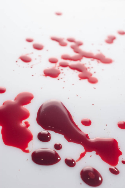 Beyaz arka planda kan damlaları. Yukarıdaki kan damlasından beyaz arkaplanda izole edilmiş görüntü - Fotoğraf, Görsel