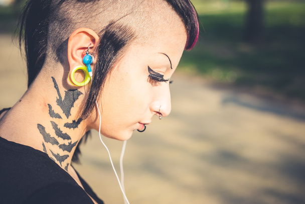 Punk chica escuchando música
 - Foto, Imagen