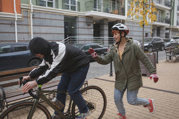Mulher correndo atrás de ladrão roubando sua bicicleta, tentando pegar o criminoso - Foto, Imagem
