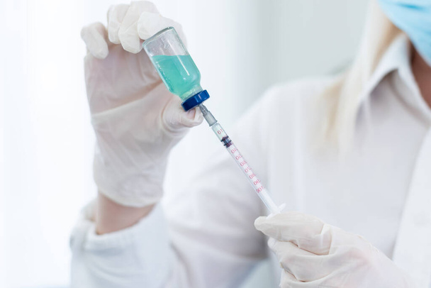 fiale con vaccino Covid-19 su un banco da laboratorio. per combattere la pandemia del coronavirus sars-cov-2. - Foto, immagini