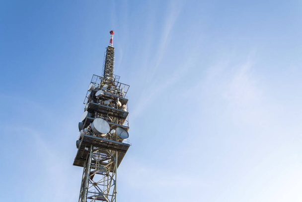 Телекомунікаційна вежа з передавачами та ефірами, бездротовий зв'язок та концепція 5G широкосмугових стільникових мереж, прозорий фон блакитного неба з копіювальним простором
 - Фото, зображення