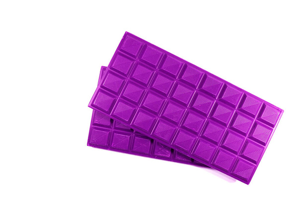 Par de barras de chocolate de color púrpura vívido estilo Pop Art sobre fondo blanco - Foto, Imagen