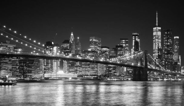 Fekete-fehér éjszakai kilátás Manhattan vízparti, New York City, USA. - Fotó, kép