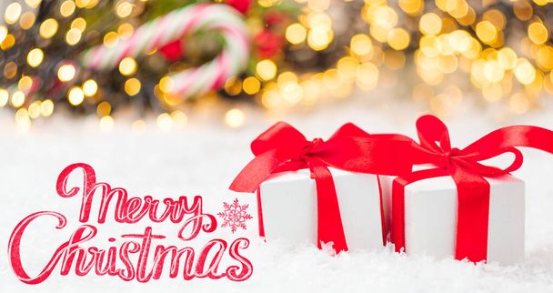 Ευχετήρια κάρτα για Καλά Χριστούγεννα με δύο κουτιά δώρου με κόκκινη κορδέλα το χιόνι - Φωτογραφία, εικόνα