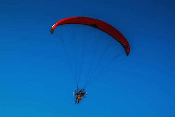 Havada paraglider, arka planda güzel mavi gökyüzü. - Fotoğraf, Görsel