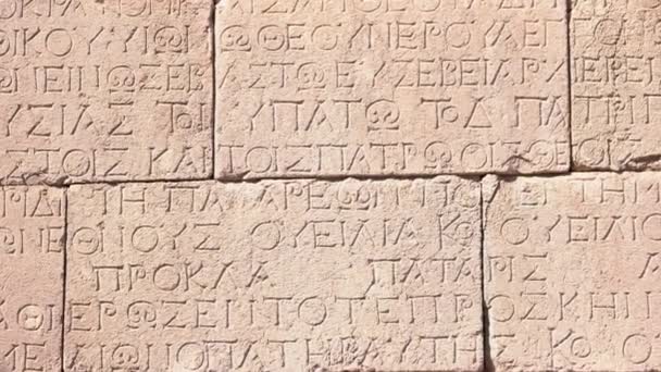 Primo piano di un'antica iscrizione romana scolpita sulla pietra. - Filmati, video