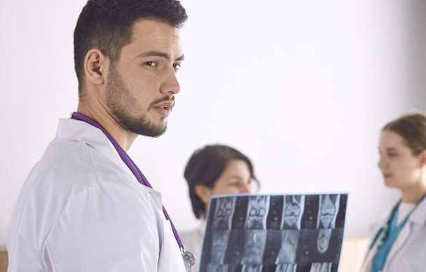 Médico assistindo fotografia de raios-x de mulher mais velha
 - Foto, Imagem