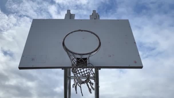 Dramática vista del aro de baloncesto abandonado en el fondo del cielo con nubes. - Imágenes, Vídeo