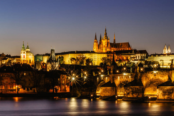 Widok na pocztówkę nocy Praga panorama, stolica Czech. Amazing miasta europejskiego.Zamek Praski, Most Karola, Wełtawa rzeki o kolorowym zachodzie słońca.Znane miejscowości turystyczne.Nocne miasto. - Zdjęcie, obraz