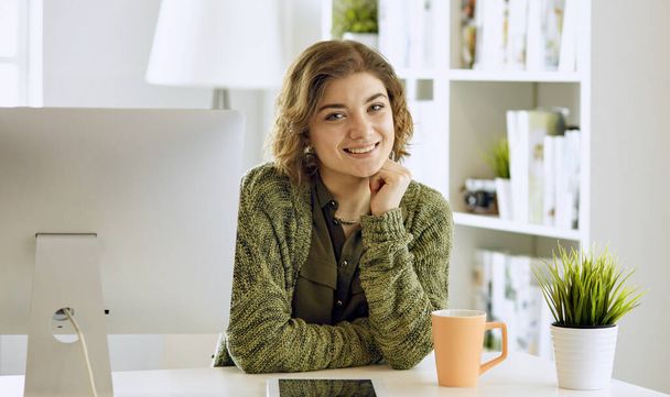Office grafik tablet ile çalışan genç kadın - Fotoğraf, Görsel