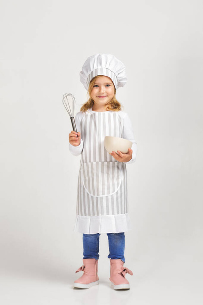 linda niña cocinero preparando comida saludable. - Foto, Imagen